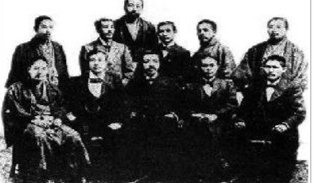 孙中山与日本友人合影(后排左三为宫崎滔天,左四为孙中山) 孙中山与日本友人合影(后排左三为宫崎滔天,左四为孙中山)