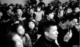 演出受到当地群众欢迎 演出受到当地群众欢迎