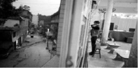 夜幕降临,“巴中心连心”民间剧团演员在准备演出 夜幕降临,“巴中心连心”民间剧团演员在准备演出