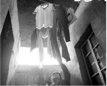 住户在晾晒衣服,过道里能够透进一些阳光。 住户在晾晒衣服,过道里能够透进一些阳光。