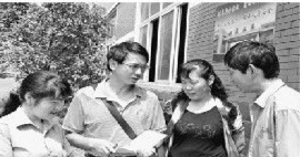 陈家顺(左二)向四达工具信息员了解情况 陈家顺(左二)向四达工具信息员了解情况